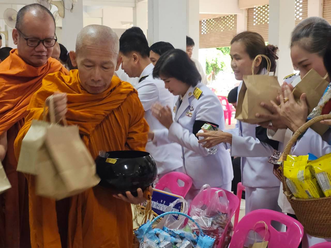 title - ส.ป.ก.แพร่ ร่วมพิธีทำบุญตักบาตรถวายพระราชกุศลและวางพวงมาลา  เนื่องในวันนวมินทรมหาราช 13 ตุลาคม 2569